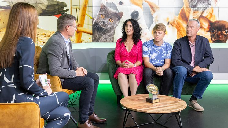 Der Goldene Fressnapf für Tierschutz in Wien: (v.l.n.r.) Maggie Entenfellner, Journalistin und Tierschützerin, Hermann Aigner, Geschäftsführer Fressnapf Österreich, Mag. Nadja Ziegler, Patrick Cihlar und Hannes Dangl vom Papageienschutz.