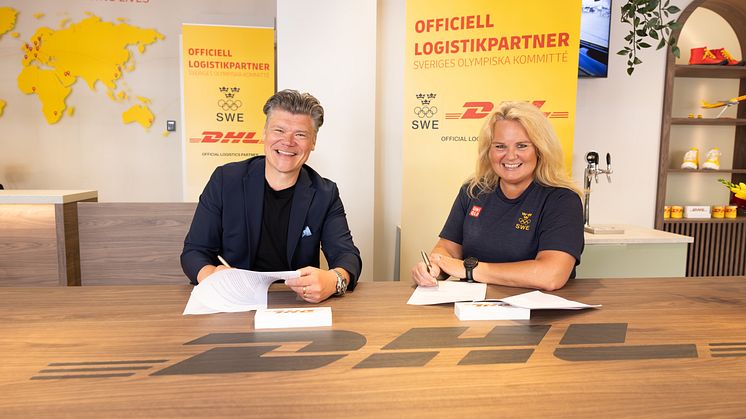 Åsa Edlund Jönsson, generalsekreterare på Sveriges Olympiska Kommitté och Peter Ervasalo, vd DHL Express Sverige, signerar avtalet