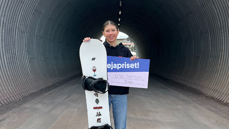 Elsa Jaktlund, tävlandes för Massa Brudar, tilldelas Svenska Spels Hejapris. Foto: SSF.