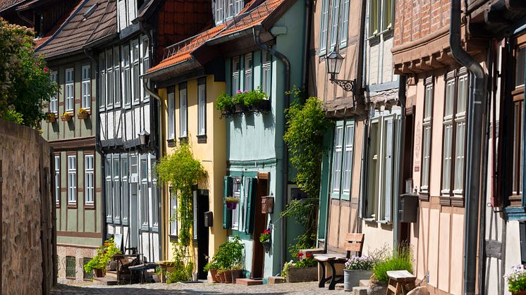 Quedlinburg_Kleine_Gasse_mit_bunten_Fachwerkhäusern_am_Schlossberg.jpg