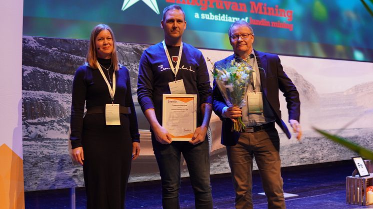 Zinkgruvan Mining tar emot priset från Annika Kruuna, ordförande i GRAMKO & SAM-kommittén. 