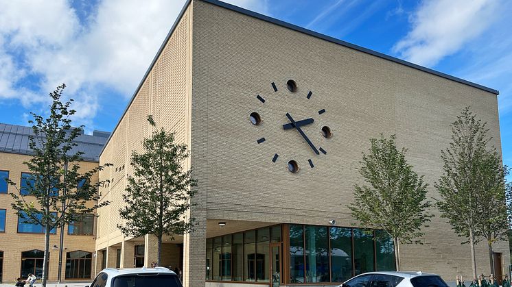 Ålstaskolan i Järfälla, vy mot huvudentré. Foto: AIX Arkitekter.