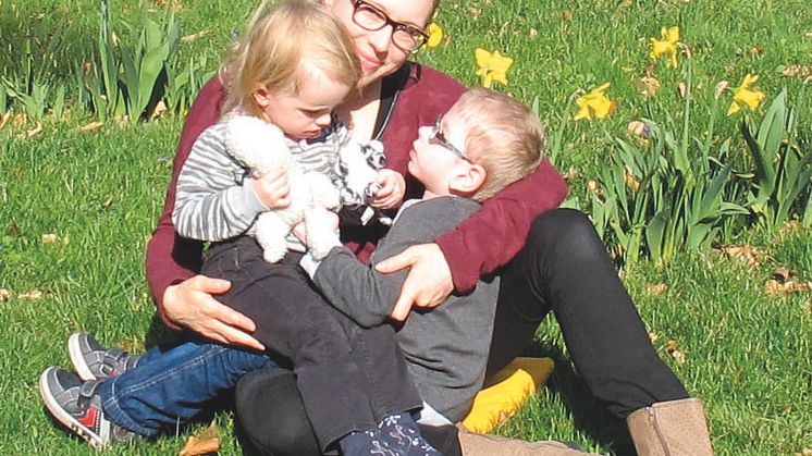 Frühling 2013 im Kinderhospiz Bärenherz: Christina mit ihren Kindern Charlotte und Moritz