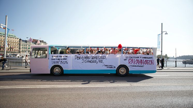 SPPs Pensionspremiär 29 augusti då partybussen intog Stockholm citys gator och hundratals pensionärer dansade på Stureplan