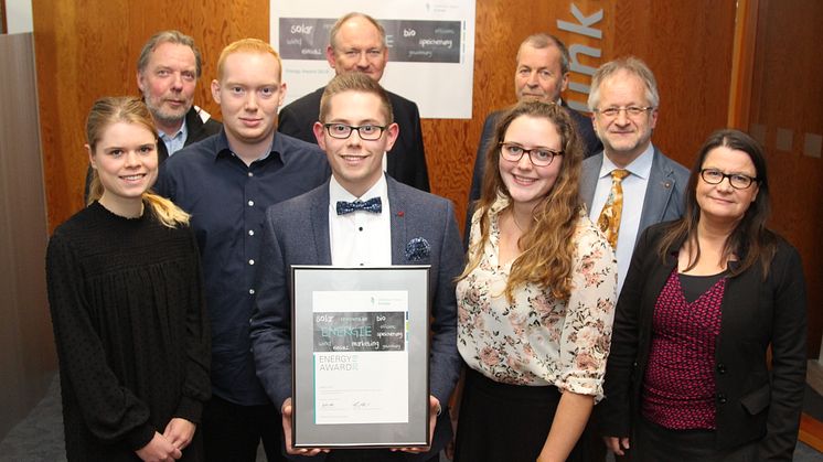 Die Preisträger Marie Schiermeyer, Fabian Borchert, Mirco Timmer und Janina Schröder (v. v. l.) mit Prof. Kathrin Lemme (TH OWL) sowie Klaus Maßmeyer (Jury TH OWL), Dr. Stephan Nahrath, Klaus Meyer und Prof. Dr. Ulrich Riedel (h. v.l.)