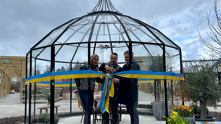Anna och Daniel Bertland samt Staffanstorps kommuns Christian Sonesson som klippte bandet vid Classicum Växthus invigning.
