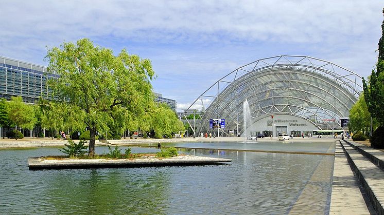 Blick zur Glashalle der Leipziger Messe