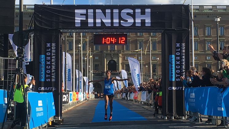 Abraha Adhanom och Hanna Lindholm vann Ramboll Stockholm Halvmarathon