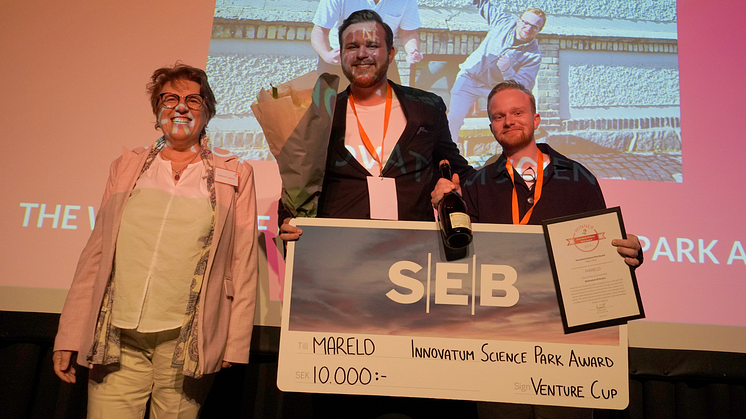 Viktor Wiren och Gustav Palm från Mareld tillsammans med prisutdelare Deborah Lygonis från Innovatum Science Parks inkubator. Foto: Melisha Linnell.
