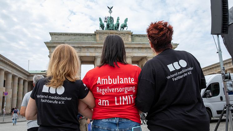 Magen-Darm-Ärzte unterstützen die Proteste der Medizinischen Fachangestellten in Berlin. - Foto Tanja Marotzke