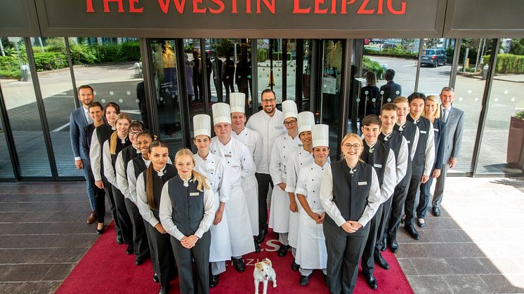 The Westin Leipzig - Auszubildende 2022 vor dem Eingang des Hotels - Foto: The Westin Leipzig