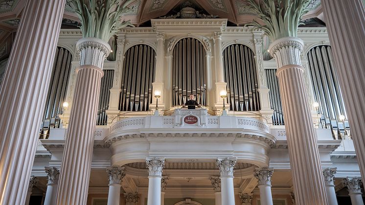 Nikolaikantor Markus Kaufmann auf der Orgel-Empore der Nikolaikirche - Foto: Porsche AG 