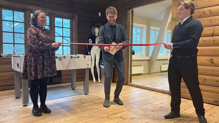 Styreleder Sjur Selsvik klipper snoren, sammen med sosialbyråd Charlotte Spurkeland og VT-Leder Sander Michael Ringstad 