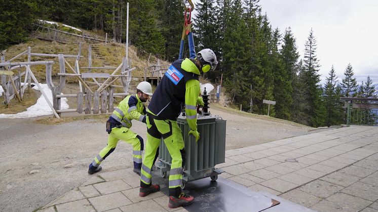 Dr. Egon Leo Westphal und Ilse Aigner begleiten Transportflug am Spitzingsee