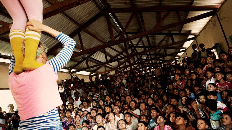 Clowner sprider hopp till Rohingyafolket i Burma