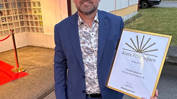 Fredrik med utmärkelsen Årets företagare.jpeg