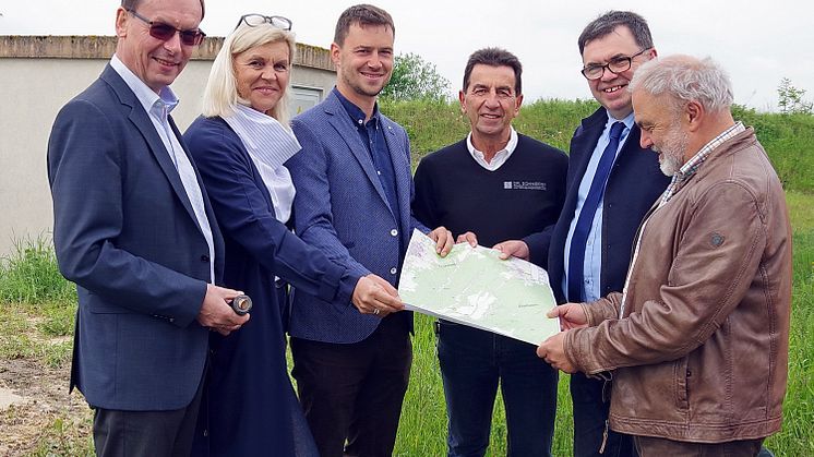 Ein Ringschluss im Mittelspannungsnetz bringt mehr Versorgungssicherheit. Zum Abschluss der Arbeiten v.l.: Edgar Müller, Susanne Grebner, Markus Seidel, Klaus Fröba, Peter Klinger und Thomas Weber.