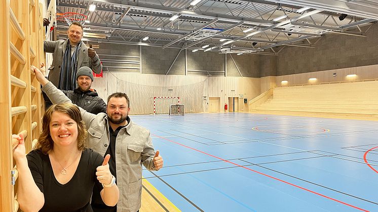 Längst fram i bild ser vi Helena Carrevik och Anton Drake, fritidskonsulenter på Föreningsservice. Bakom dem Andreas Norman, ny vaktmästare på anläggningen och längst bak i bild förvaltningschef Magnus Wistrand.