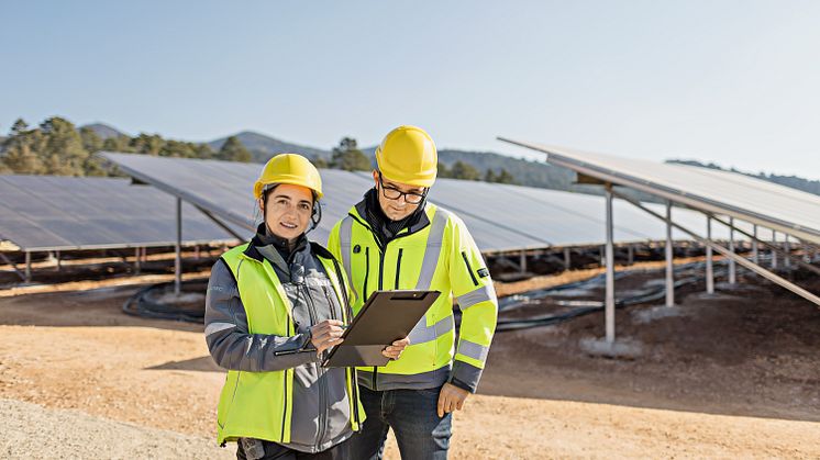 SUNOTEC_press-photo_SUNOTEC-employees-in-front-of-solar-modules