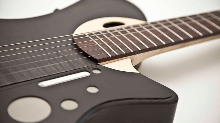 Stradivarius-byggare och KTH-professor presenterar världens första smarta gitarr