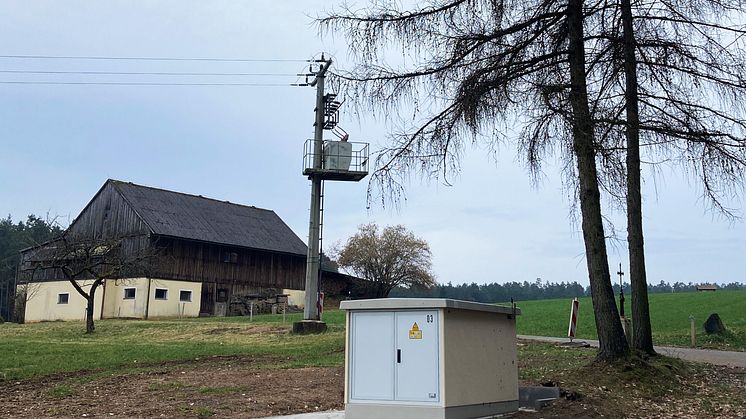 Die digitale Ortsnetzstation (vorne) bei Öd wird künftig die Maststation im Hintergrund ersetzen. Insgesamt vier dieser smarten Netzbestandteile integriert das Bayernwerk anstelle von Mast- und Turmstationen zwischen Kirchendemenreuth und Öd. 