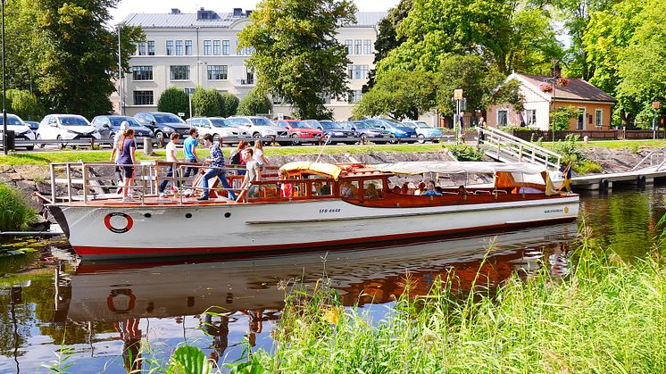 Båtbuss lägger till längs Pråmkanalen