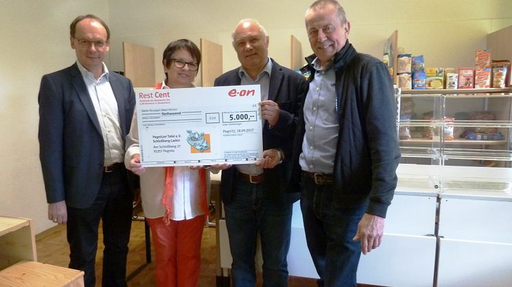 Geldsegen für die Pegnitzer Tafel: (v. l.) Bayernwerk-Kommunalbetreuer Edgar Müller, Tafel-Vorsitzende Helga Koch, Bayernwerk-Betriebsrat Christian Bickel und Tafel-Vizevorsitzender Heinrich Löw bei der Spendenübergabe im Schloßbergladen.