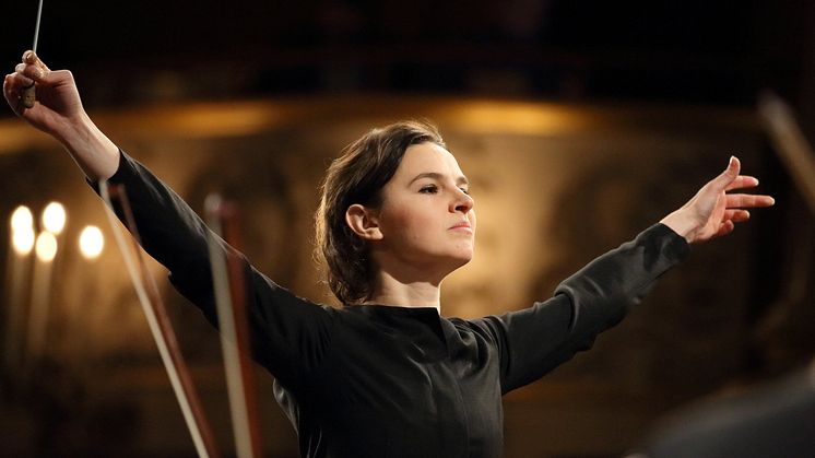 Oksana Lyniv leder Göteborgs Symfoniker i en storslagen konsert med Schumann och Rachmaninov i Vara Konserthus