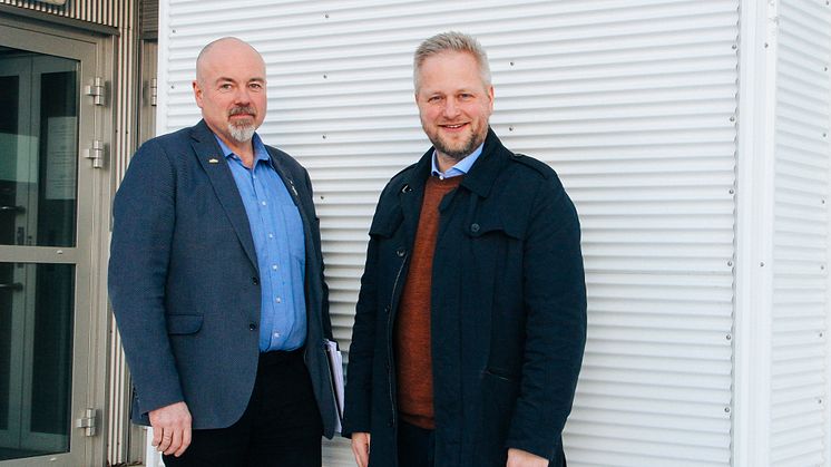 Bodø: Jørn Østensen (t. h) blir bilselger for Opel og Citroën. Her sammen med Daglig leder for M Nordvik, Chriss Marken (t.v) Foto: Nordvik Gruppen AS.