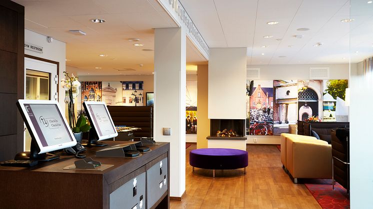 Hotel Finn erbjuder en lobby med incheckningskiosker och vardagsrumskänsla. Fotograf Charlotte Carlberg-Bärg.