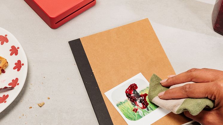 SELPHY QX20 lifestyle-paper-durability-628350_1x1.jpg