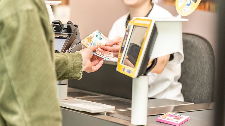 An der dm-Kasse ist es nun möglich ohne Mindestbetrag mit der girocard bis zu 200 Euro gebührenfrei abzuheben.