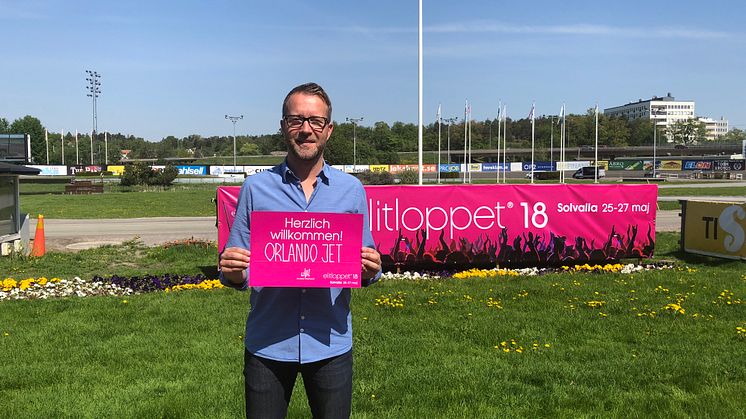 Anders Malmrot med inbjudan. Foto: Solvalla