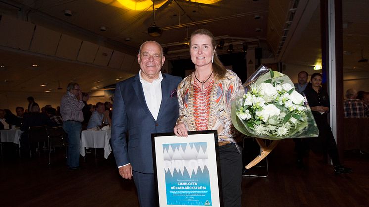 Årets Skidinspiratör Charlotta Burger-Bäckström tillsammans med SLAO:s ordförande Mikael Santoft 