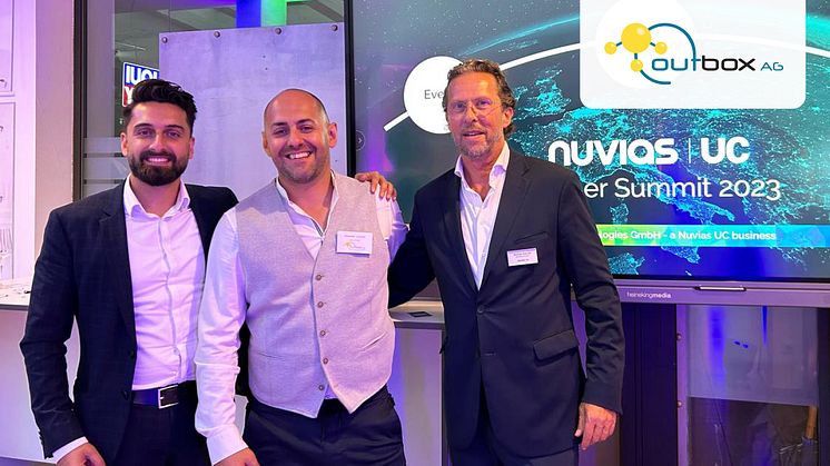 Sagar Gandi und Dietmar Kraume, Nuvias UC, im Schulterschluss mit Alexander Schnürer, outbox AG