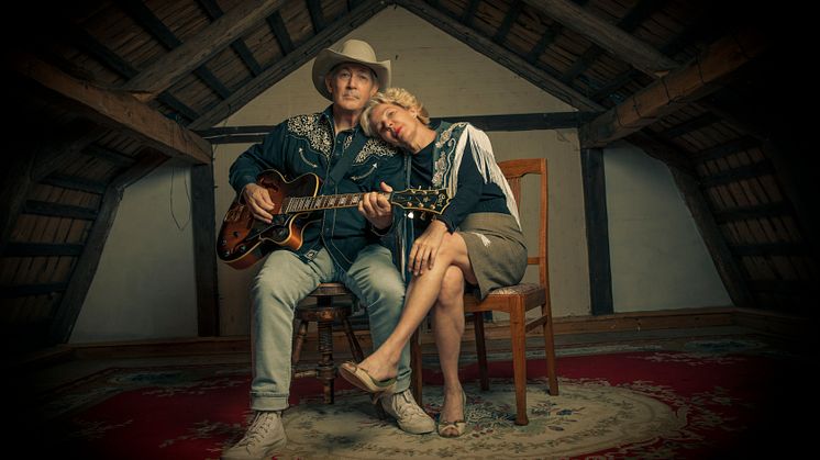 Premiär för Seegerwood-turnén med countrylegenden Doug Seegers och rockabillydrottningen Eva Eastwood – 19 av landets större konserthus får besök!