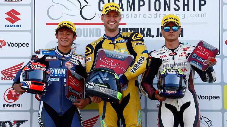 SS600 レース1：今季初優勝を獲得した#13 Anthony West(Akeno Speed Racing Team)と2位表彰台獲得の#76 Yuki Ito (YAMAHA RACING TEAM)