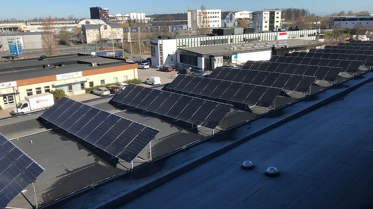 415 m2 solceller för klimatsmart energiproduktion har installerats på taket till HSB Götas huvudkontor i Jönköping