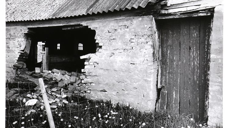 Viggo Rivad: Fotografi fra serien "Forladt Hus". Betitlet og signeret. Vurdering: 2.000-4.000 kr.