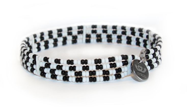 Diana Orving och massajkvinnor gör armband för jämställdhet 