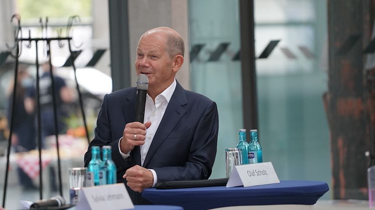 Bundesminister Olaf Scholz imformiert sich bei Besuch über Biotech-Start-Up BIOMES der TH Wildau