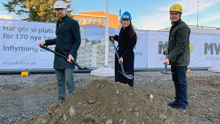 På bild ser vi Niklas Gahm, fastighetsutvecklingsansvarig på Svenska Hus, Erika Hellman vd på Gullringsbo Egendomar och Tobias Lundberg vd MVB öst