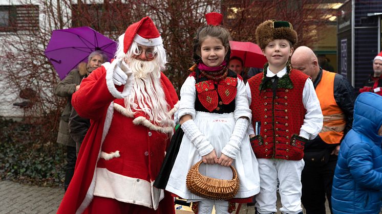 Nikolaus trifft Schwälmer Tracht: Beim Hephata-Weihnachtsmarkt gibt es Kinderprogramm und Lokalkolorit.