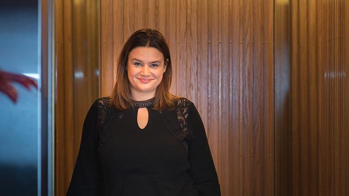 Ruth Lillegraven er debuterande dramatikar, og hadde ikkje høyrt om den tidlegare teatersjefen ved Det Norske Teatret, Cally Monrad, før ho blei engasjert for dette prosjektet.