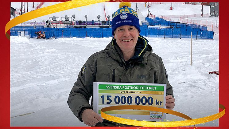Ola Strömberg, förbundsdirektör Svenska Skidförbundet, med checken från Postkodlotteriet.