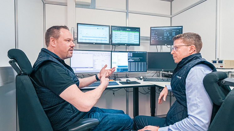 Robert Colvin, Technical Specialist, and Jonas Karlsson, Product Manager at Telenor IoT, presenting a Test Lab demo