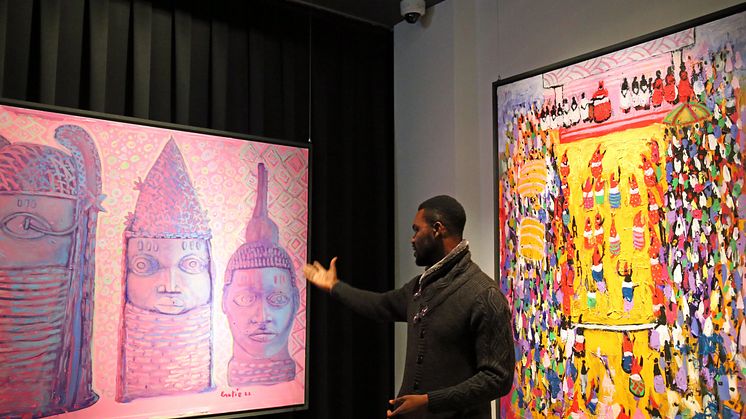 Museum für Völkerkunde - Künstler Enotie Paul Ogbebor mit seinen Werken