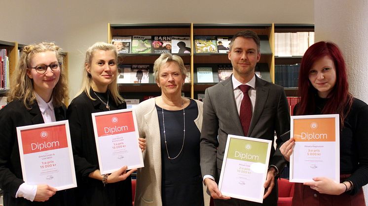 Pristagarna i uppsatstävlingen Brottsoffer i fokus 2017. Från vänster Emma Linder, Lisa Vallin, William Svärd och Mikaela Magnusson.  I mitten Brottsoffermyndighetens generaldirektör Annika Öster.
