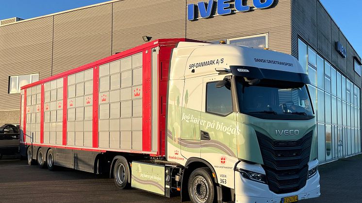 ”Jeg kører på biogas” står der på siden af den nye SPF-lastbil, som er udviklet i samarbejde mellem IVECO, Stiholt og SPF-Dan