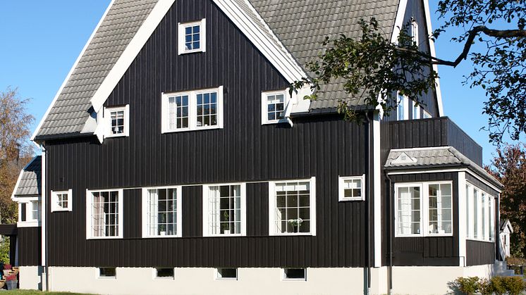 Ærverdig hus i  fargen Brunsvart